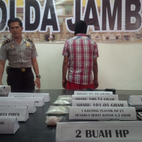 Tersangka dan sejumlah barang bukti yang diamankan di Mapolda Jambi